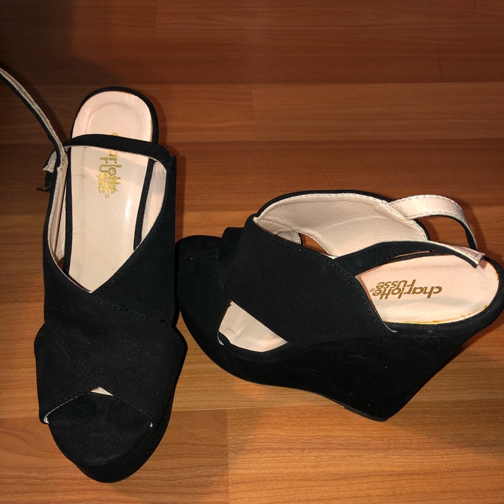 Black wedges